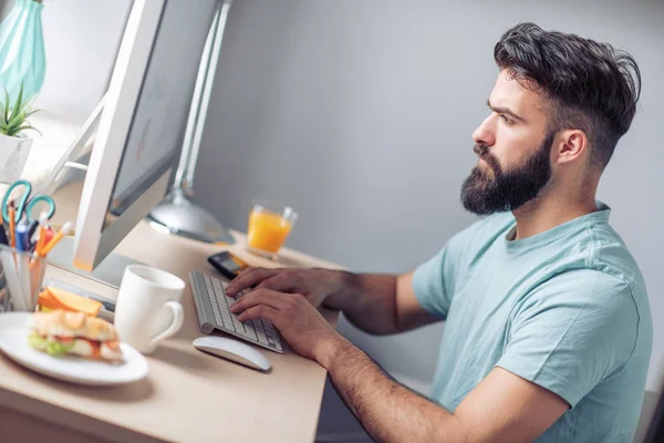 Bonito Jovem Bebendo Café Enquanto Trabalhava Com Laptop Casa — Fotografia de Stock