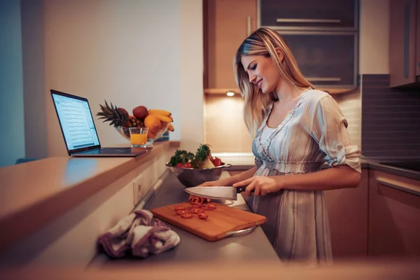Veselá Žena Vaření Moderní Kuchyni — Stock fotografie