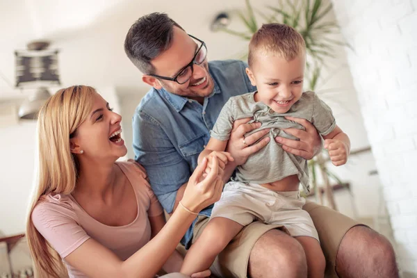 Gelukkige Familie Moeder Vader Kind Goede Tijd Thuis Doorbrengen — Stockfoto