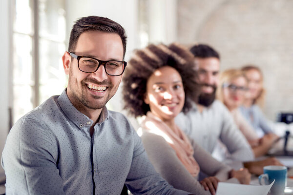 Деловые люди, работающие в ярком современном офисе
 