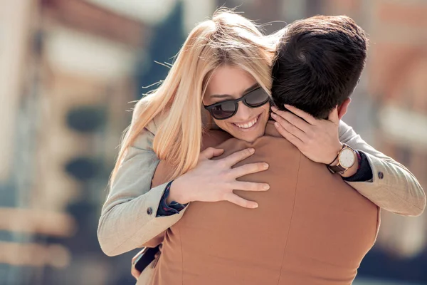 Şehirde Yürüyüş Romantik Genç Çift — Stok fotoğraf