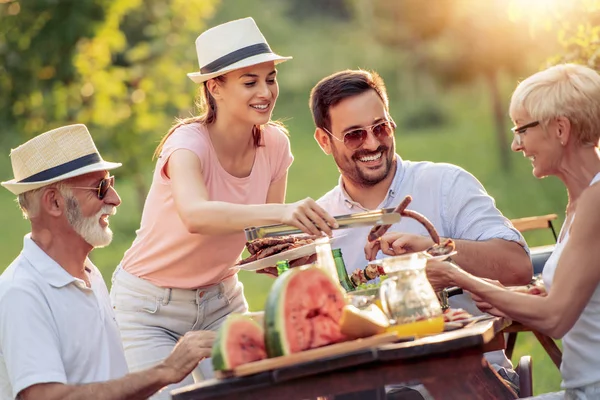 Familia Feliz Teniendo Fiesta Barbacoa Jardín Verano Luz Del Día — Foto de Stock