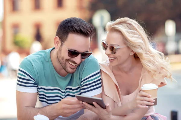 Sonriente Joven Pareja Sentada Mesa Cafetería Mientras Mira Teléfono Inteligente — Foto de Stock