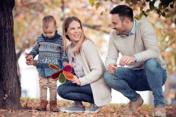 Lycklig Familj Kul Picknick Tillsammans Parken Dagsljus — Stockfoto