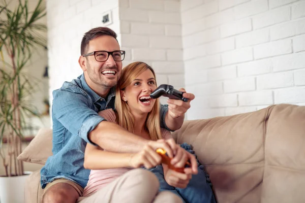 Casal Alegre Jogando Videogames Casa — Fotografia de Stock