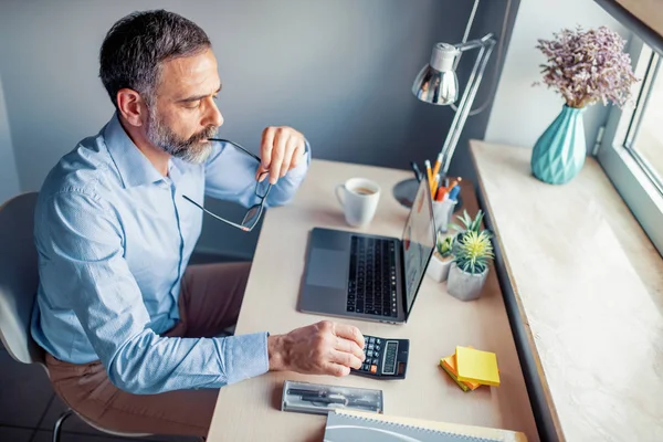 Uomo Maturo Che Lavora Sul Computer Portatile Ufficio Moderno — Foto Stock