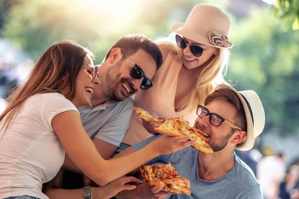 Grupp Glada Vänner Äter Pizza Park — Stockfoto