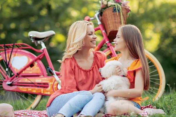 美しい母と昼間の公園でピクニックを持つ娘 — ストック写真
