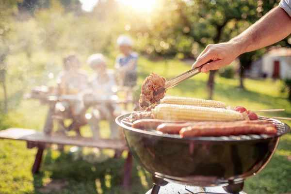 白天在夏季花园举行烧烤派对的人 — 图库照片