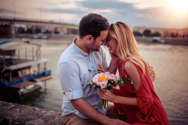 Feliz Jovem Casal Divertindo Livre Sorrindo — Fotografia de Stock