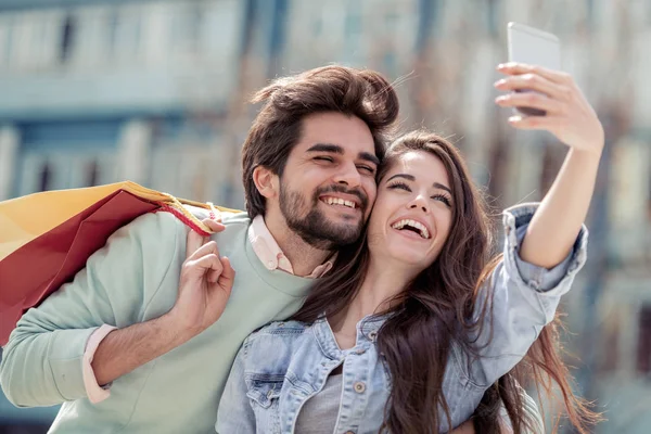 Pareja Feliz Tomando Selfie Con Smartphone Después Compras — Foto de Stock