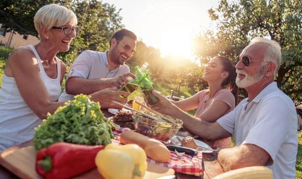 Familia Feliz Teniendo Fiesta Barbacoa Jardín Verano Luz Del Día —  Fotos de Stock