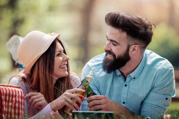 Couple Aimant Sur Pique Nique Boire Bière Tenant Tablette — Photo