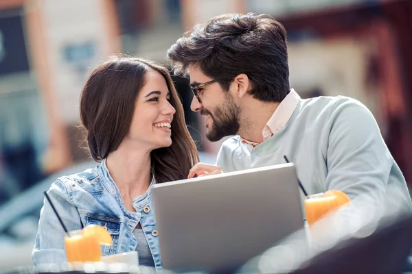 Junges Paar Bei Dating Café Mit Laptop — Stockfoto