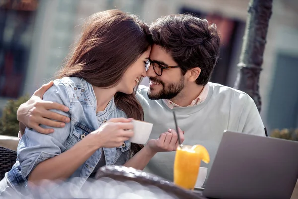 Young Couple Dating Cafe Using Laptop — Stock Photo, Image