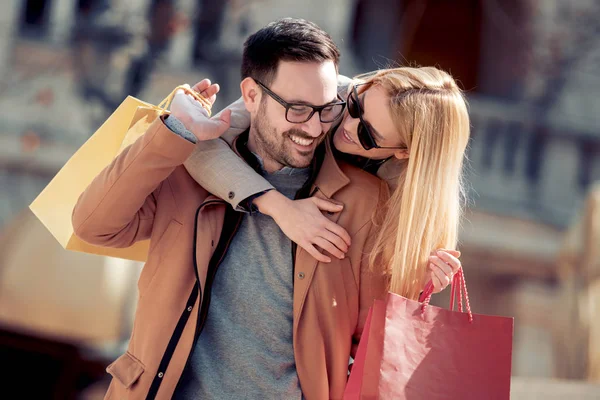 Pareja Joven Con Bolsas Compras Caminando Por Calle —  Fotos de Stock