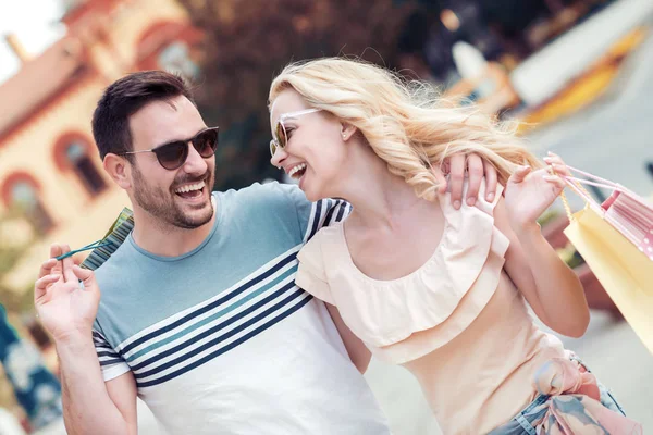 Glückliches Paar Mit Einkaufstüten Nach Dem Einkauf Der Stadt Lächelnd — Stockfoto