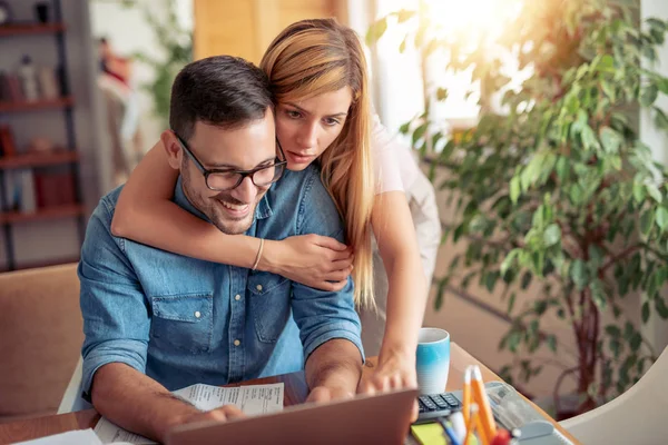 Pareja Sentada Mesa Sala Estar Uso Ordenador Portátil Para Jugar — Foto de Stock