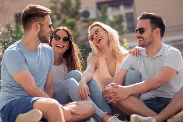 Grupo Alegre Amigos Divertindo Juntos Cidade — Fotografia de Stock