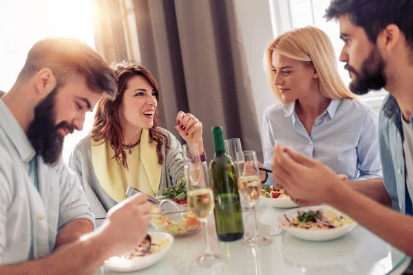 Grupo Amigos Comendo Alguma Comida Saudável Casa Divertindo Juntos — Fotografia de Stock