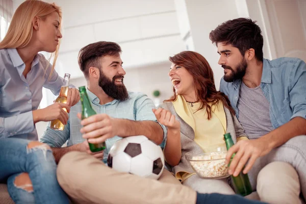 Jovens Amigos Felizes Assistindo Jogo Futebol Casa — Fotografia de Stock