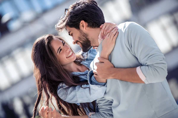 Glückliches Romantisches Paar Hat Spaß Auf Der Straße — Stockfoto