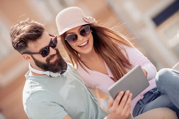 Glückliches Junges Paar Hat Spaß Freien Und Lächelt — Stockfoto