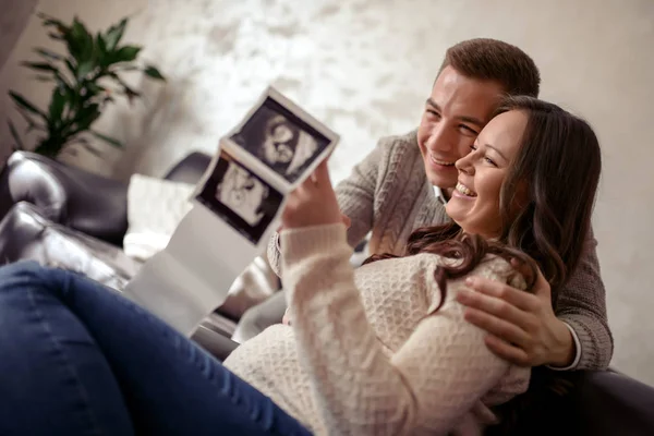 Mulher Grávida Bonita Seu Marido Bonito Olhando Bebê Ultra Som — Fotografia de Stock