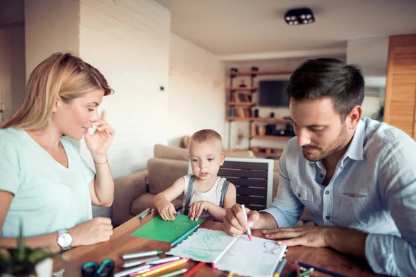 Pappa Mamma Tekenen Met Hun Zoon Plezier Hun Woonkamer — Stockfoto