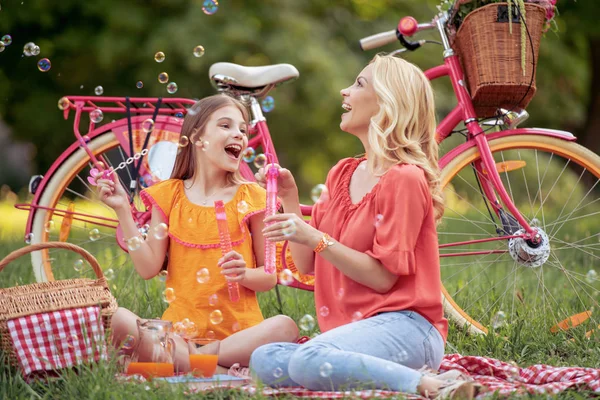 Vacker Mor Och Dotter Picknick Parken Dagsljus — Stockfoto