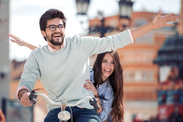 Pareja Joven Montando Bicicleta Divirtiéndose Ciudad — Foto de Stock