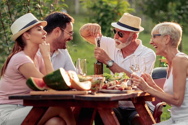 Felice Famiglia Che Festa Barbecue Nel Giardino Estivo Alla Luce — Foto Stock