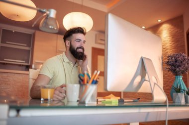 Portre genç freelancer laptop evde çalışma.