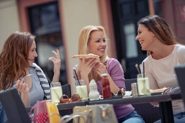 Vrienden Genieten Café Het Plezier Het Eten Van Pizza — Stockfoto