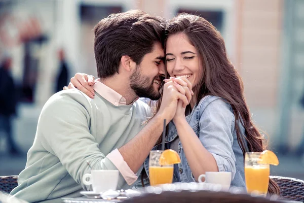 Giovane Coppia Seduta Nel Caffè Godendo Conversazione — Foto Stock