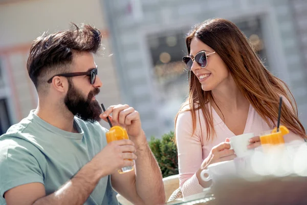 Pareja Joven Tomando Café Café Están Sonriendo Mirándose Disfrutando Juntos — Foto de Stock