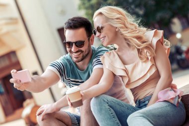 güzel genç çift alarak selfie yaz şehirde smartphone ile