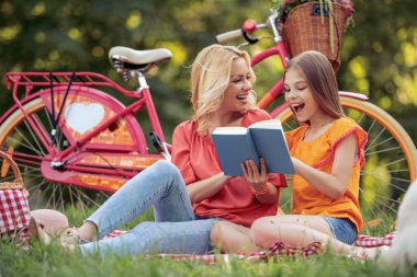 güzel anne ve kızı Park ışığında piknik