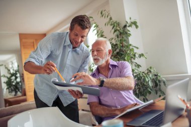 Modern ofiste yeni projeyi tartışan iki iş adamının görüntüsü.
