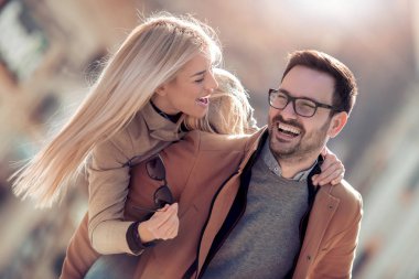 Şehirde yürüyüş romantik genç çift