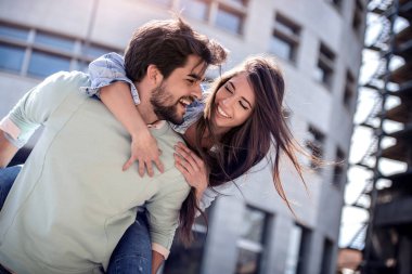 Sokakta eğleniyor mutlu romantik çift