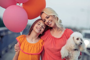 güzel anne ve kızı gülen ve having fun yaz su birikintisine ile şehirde