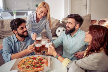 Evde parti, pizza yemek arkadaşlar.
