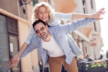 Genç mutlu iyi vakit şehir sokak çift.
