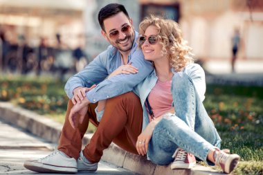 Genç mutlu iyi vakit şehir sokak çift.