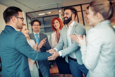 İş tokalaşması. İş tokalaşması ve iş adamı kavramı.