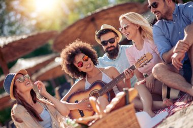 Tatilde eğlenmek gitar ile arkadaş grubu