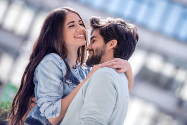 Mutlu romantik çift sarılma ve birbirimizi sokakta zevk