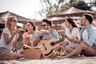 Arkadaşlar eğlenmeye plajda güneşli bir günde