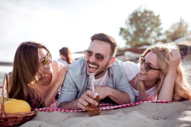 Mutlu gençler eğleniyor sahilde bir yaz gününde.